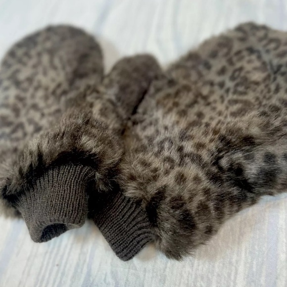 New NWOT Abercrombie & Fitch Women's Brown Faux Fur Mittens Gloves Cheetah - Picture 2 of 6
